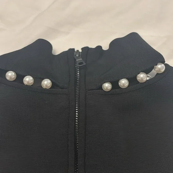 Alice + Olivia Annalee Faux Pearl Embellished Sleeveless Top
SZ XL bodycon fit - Picture 12 of 13